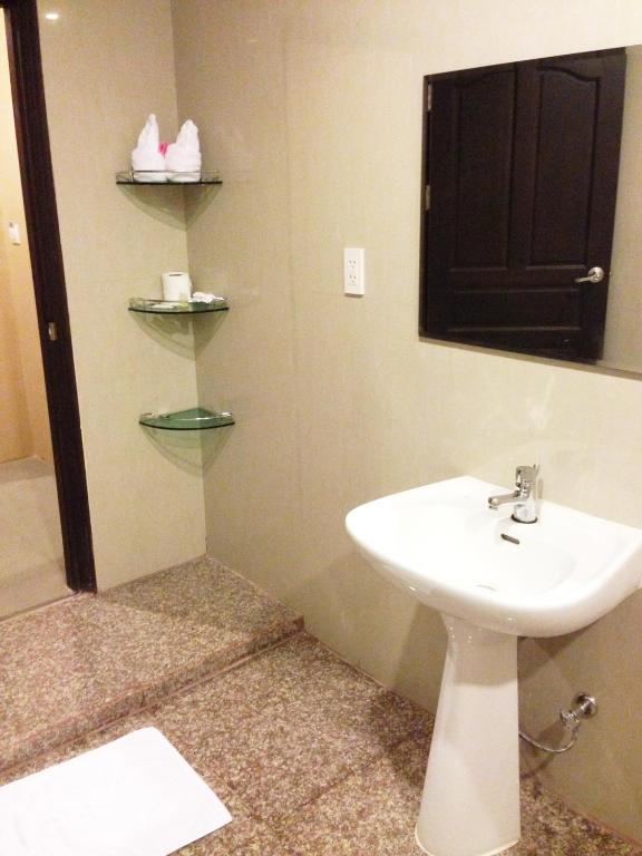 Hotel Kan Kanchanaburi Quarto foto
